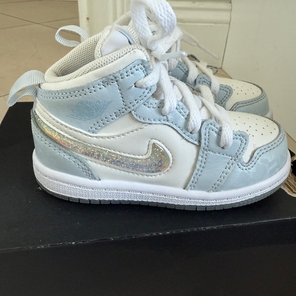 Jordan 1 mid SE